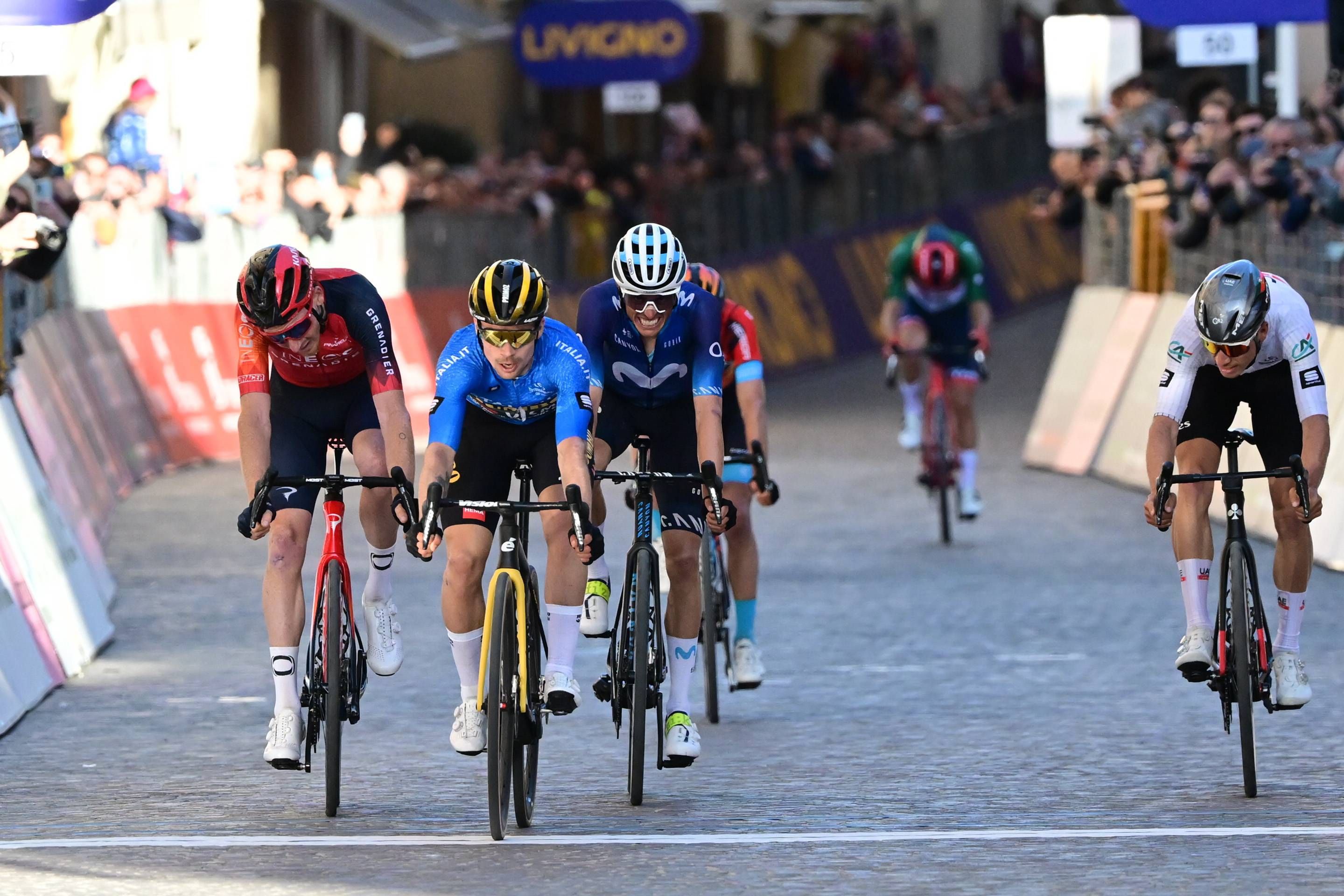  Roglic cruzando la línea de meta.