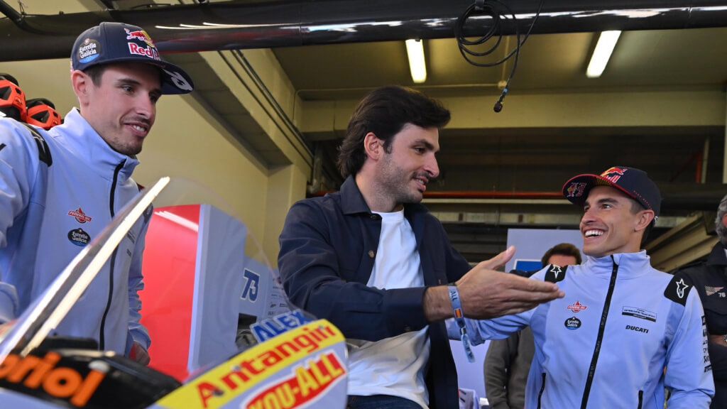  Carlos Sainz en el GP de Jerez con los hermanos Márquez.
