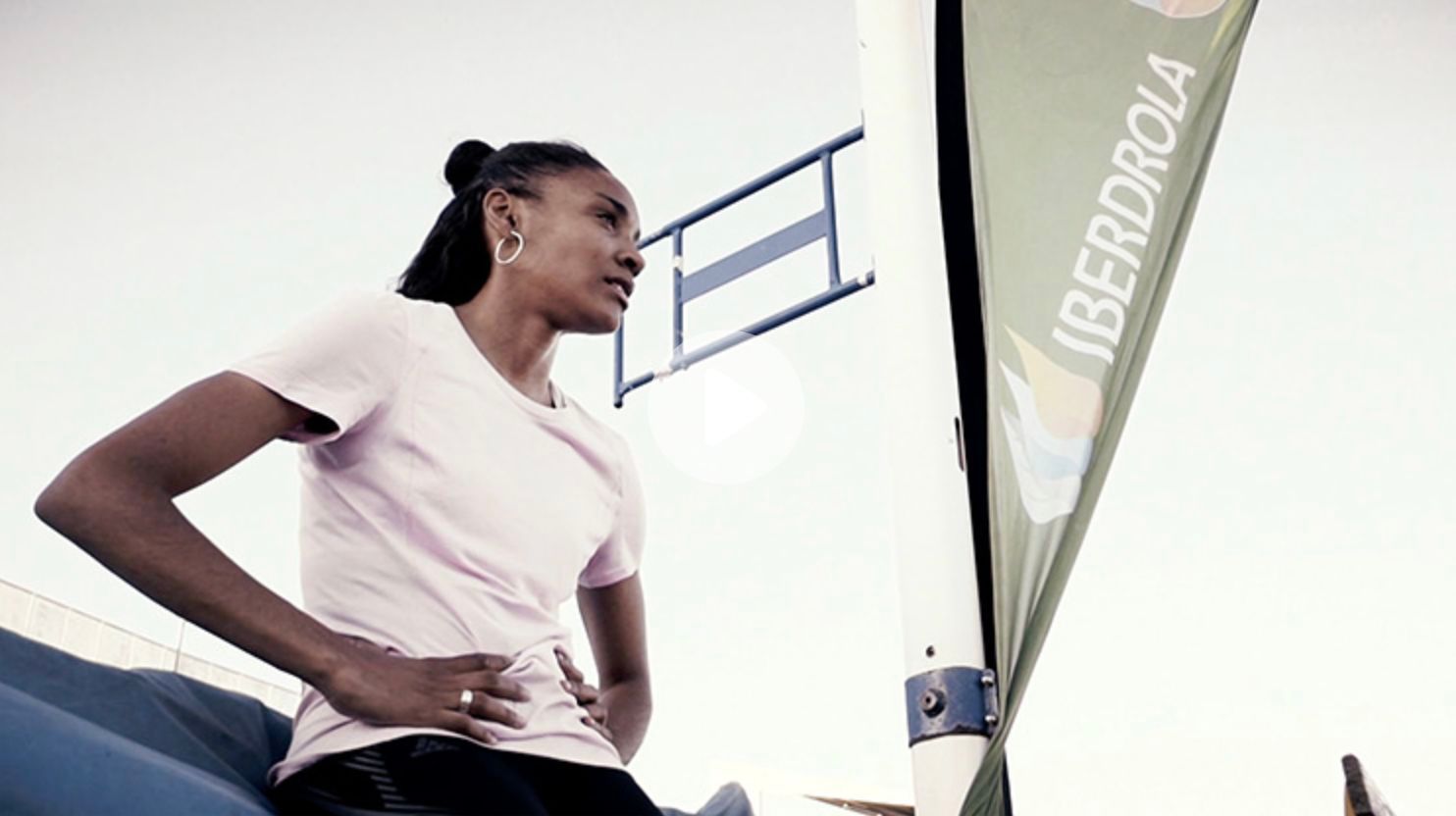 Salma Paralluelo, fuera de la pista durante un campeonato.