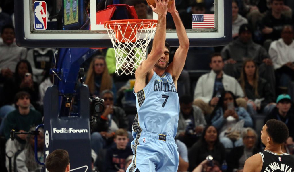 Santi Aldama hace un mate en frente de Victor Wembanyama (Fuente: Cordon Press).