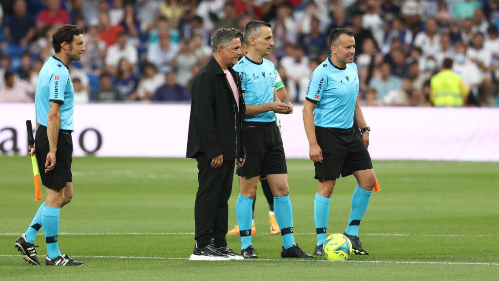  Alejandro Sanz en un saque de honor con el Real Madrid (Europa Press)