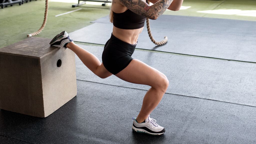  Mujer haciendo una sentadilla búlgara sin peso
