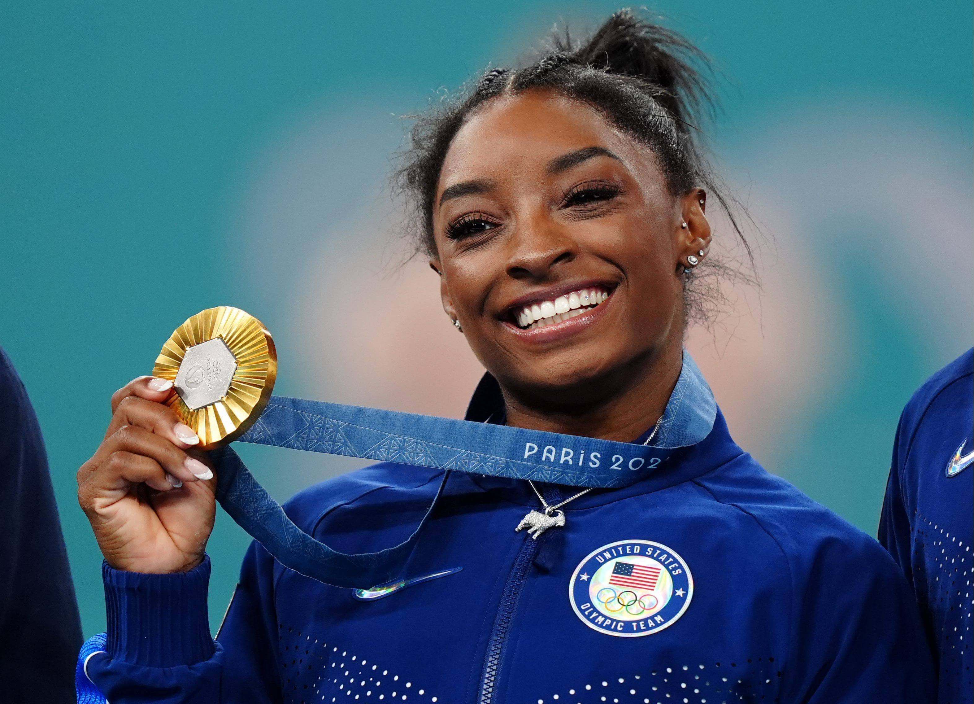  Simone Biles posa con un oro en los Juegos de París 2024.