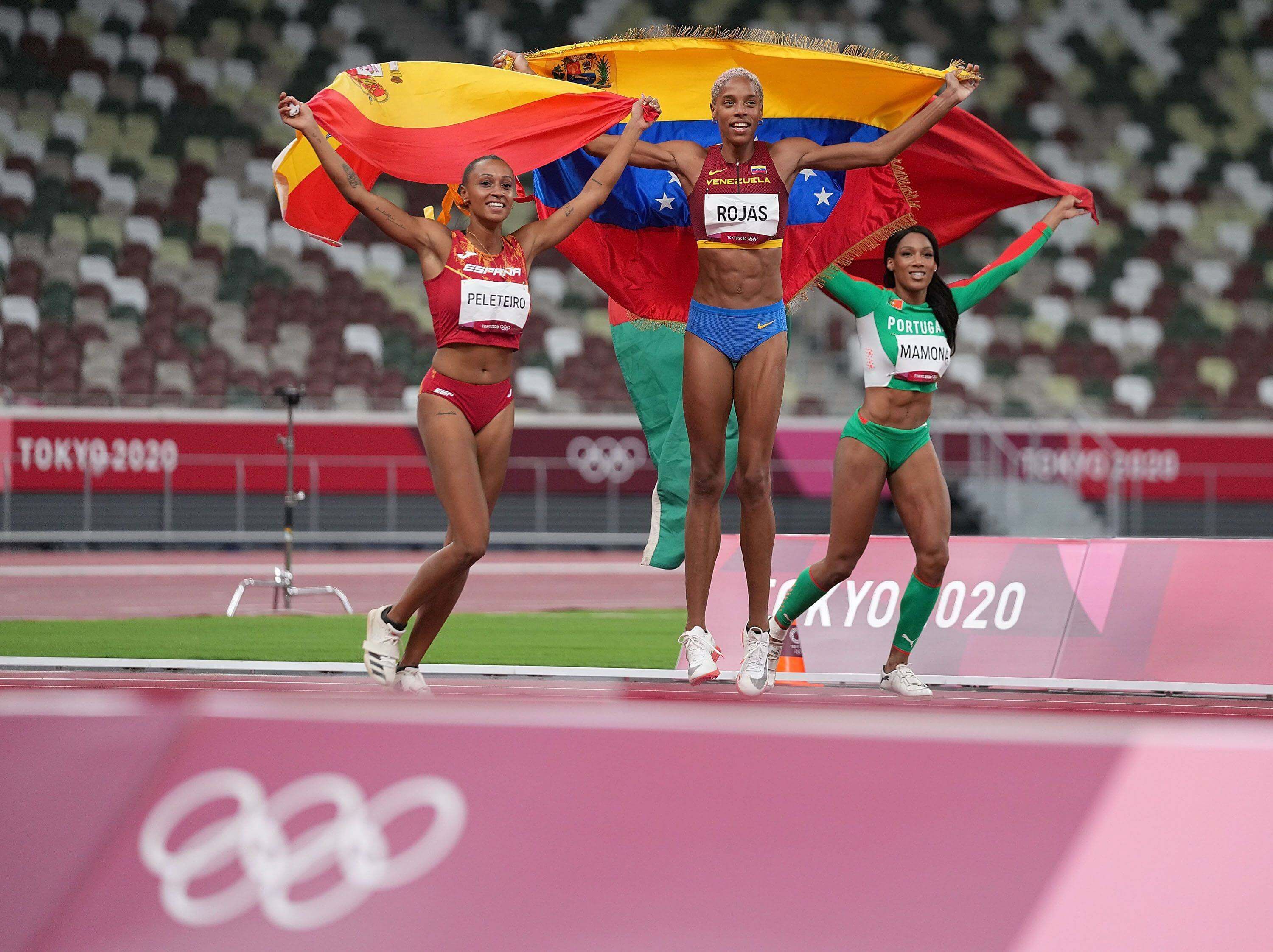 Ana Peleteiro celebra su medalla en Tokyo con la bandera de España