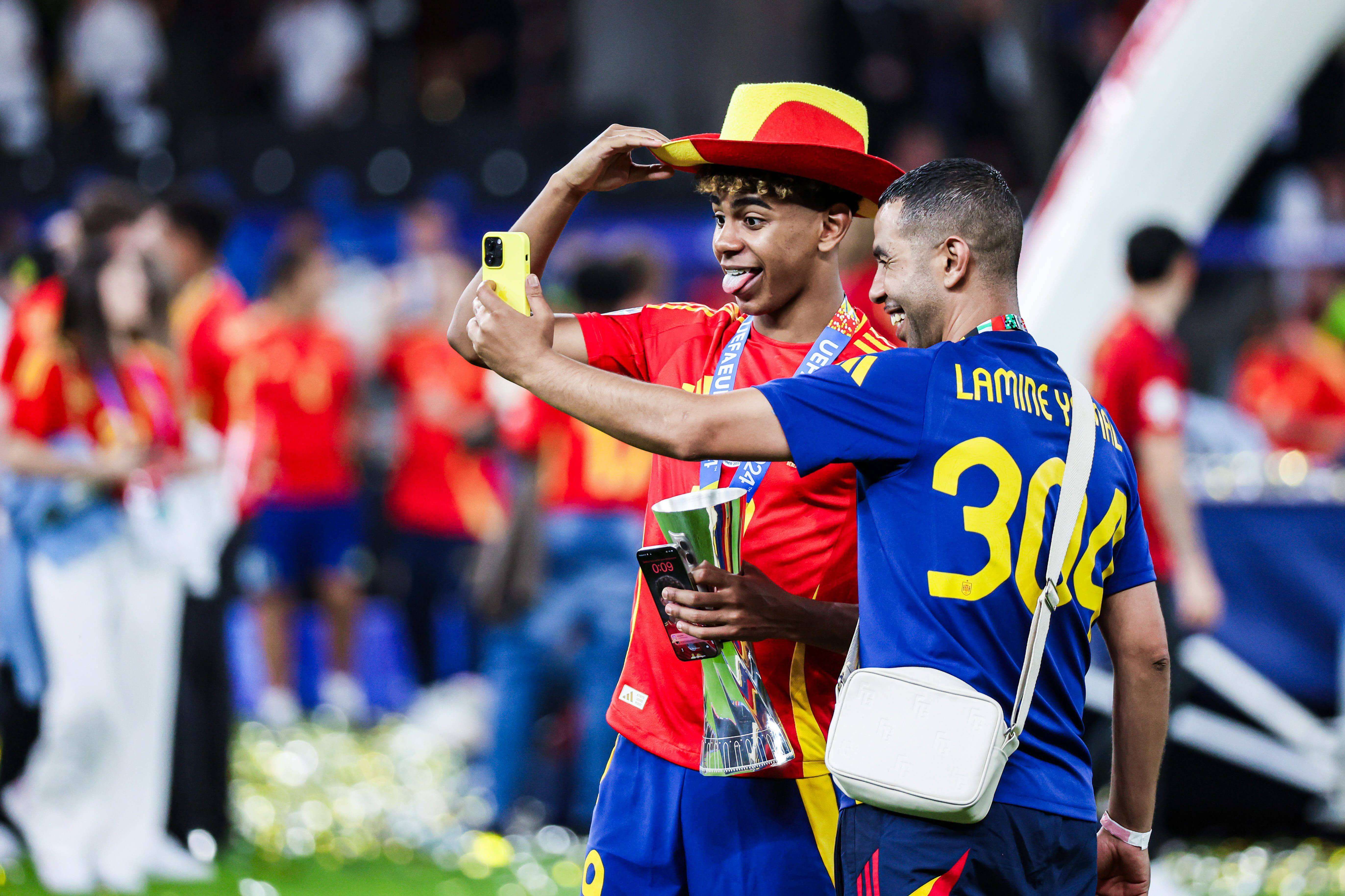 Mounir Nasraouiha celebrando la Eurocopa con Lamine Yamal (Cordon Press)