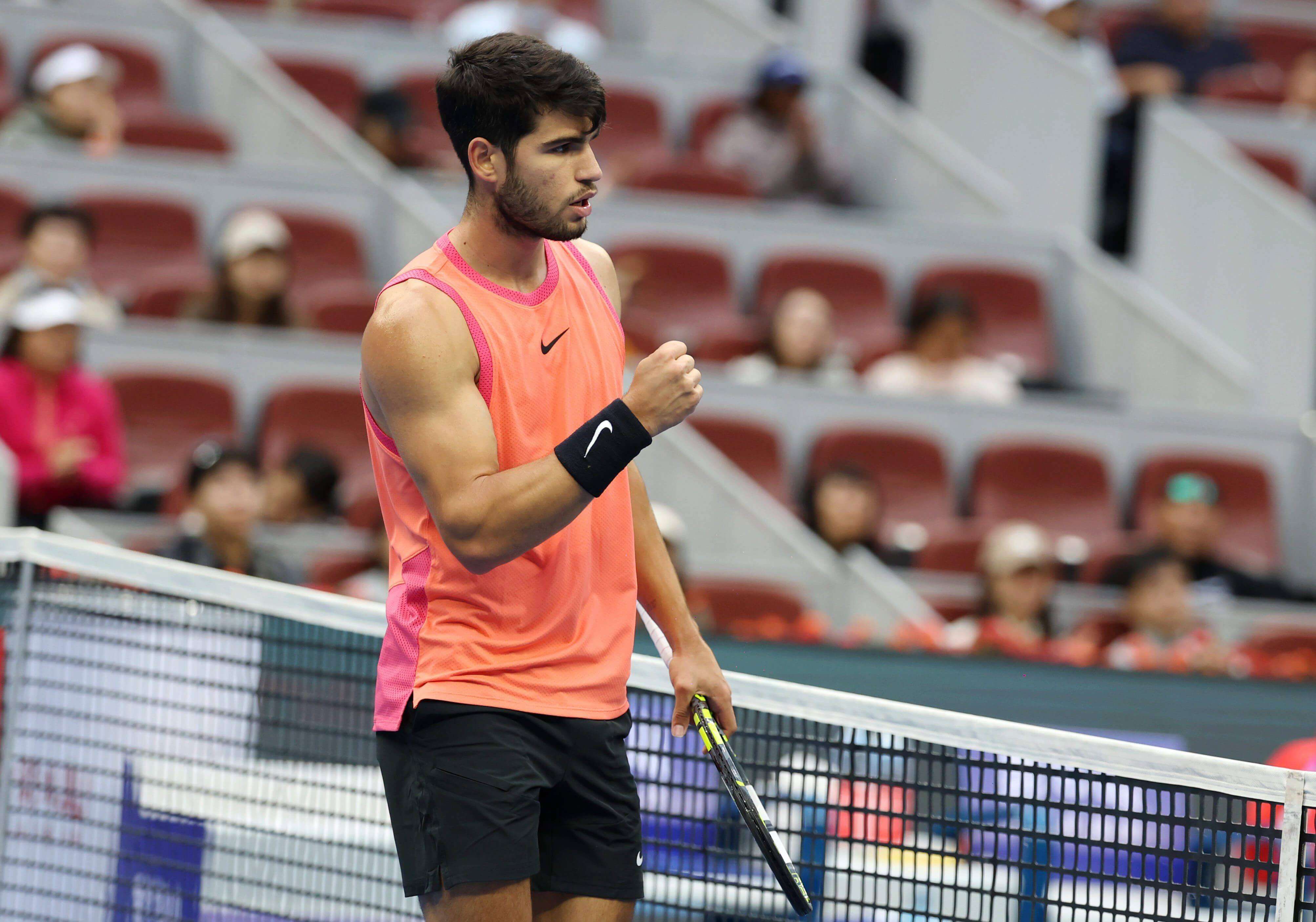 Carlos Alcaraz celebra un punto en Pekín
