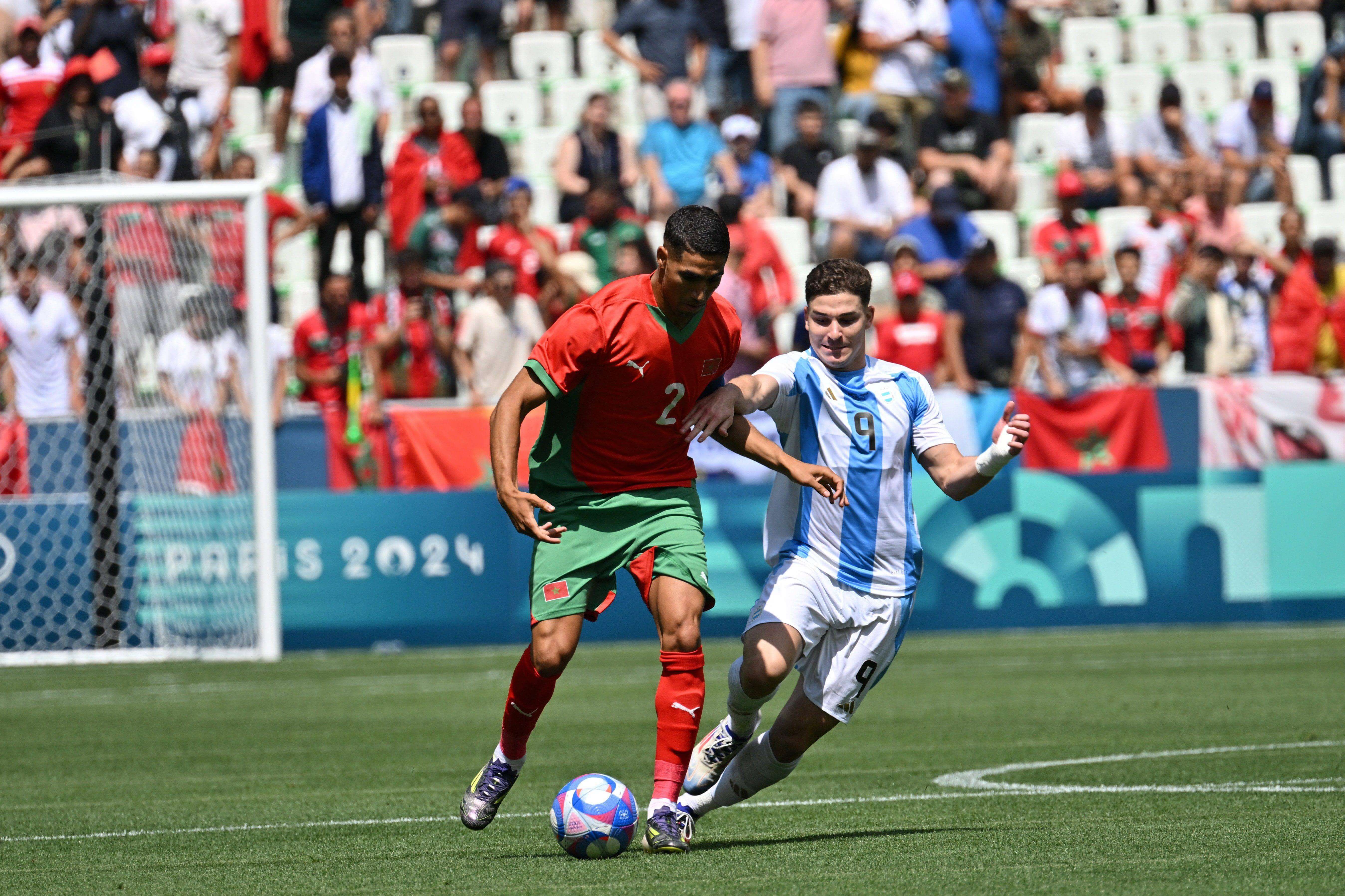 Achraf Hakimi y Julián Álvarez, en el Argentina-Marruecos.