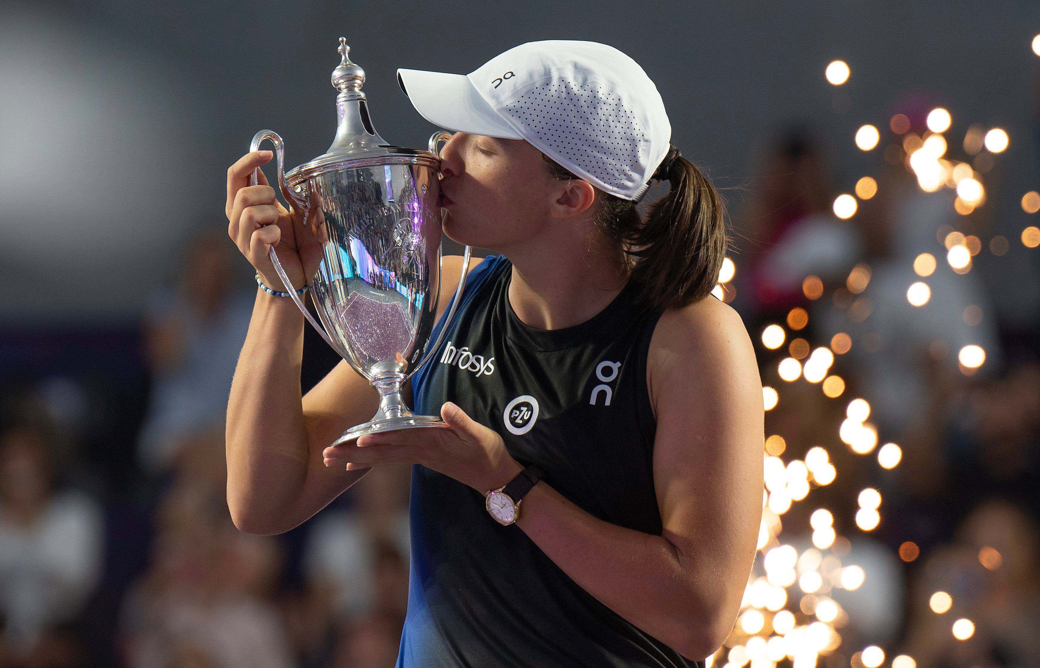  Iga Swiatek, levantando en Cancún el trofeo de campeona de la WTA Finals 2023