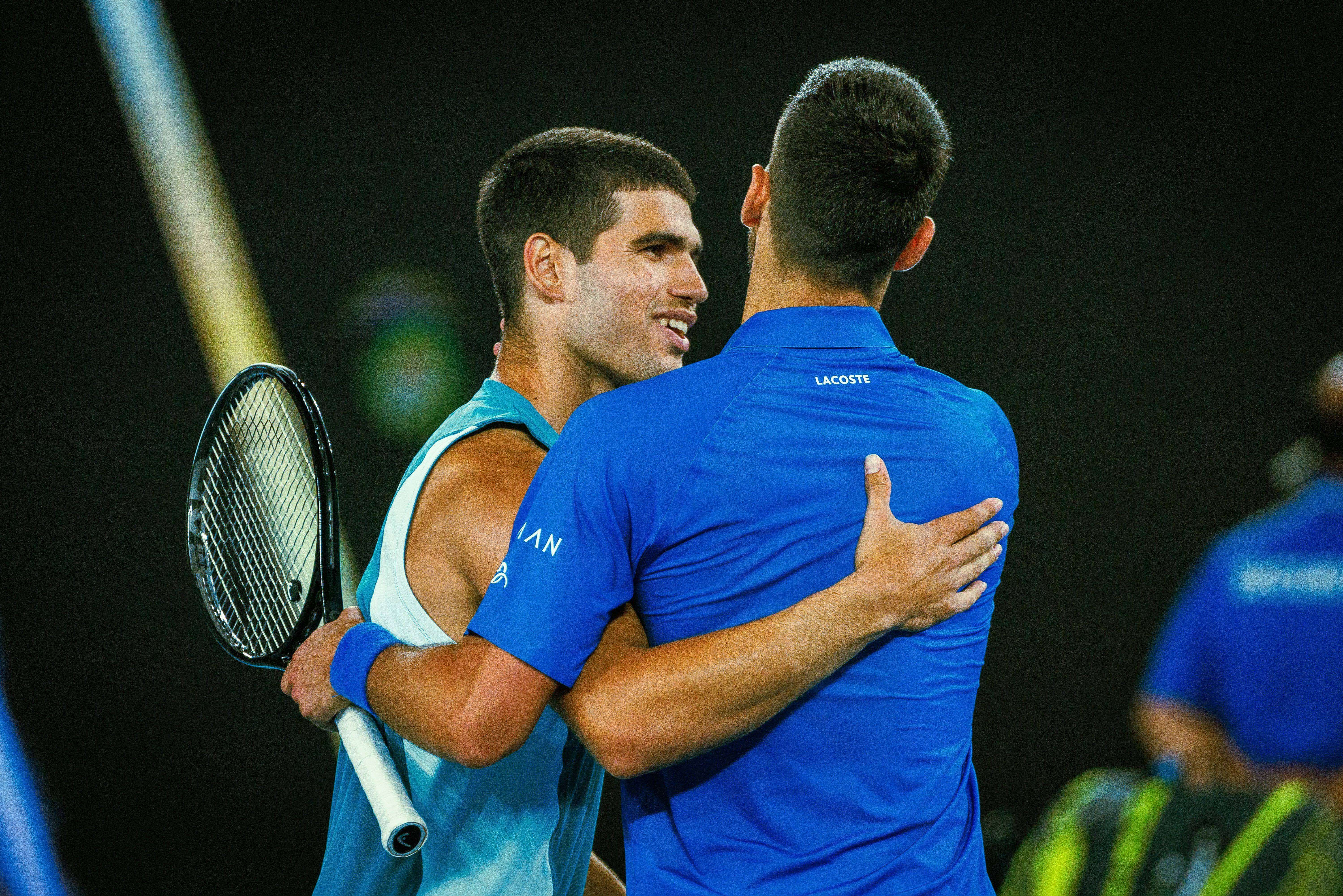  Novak Djokovic y Carlos Alcaraz se saludan en el Open de Australia.