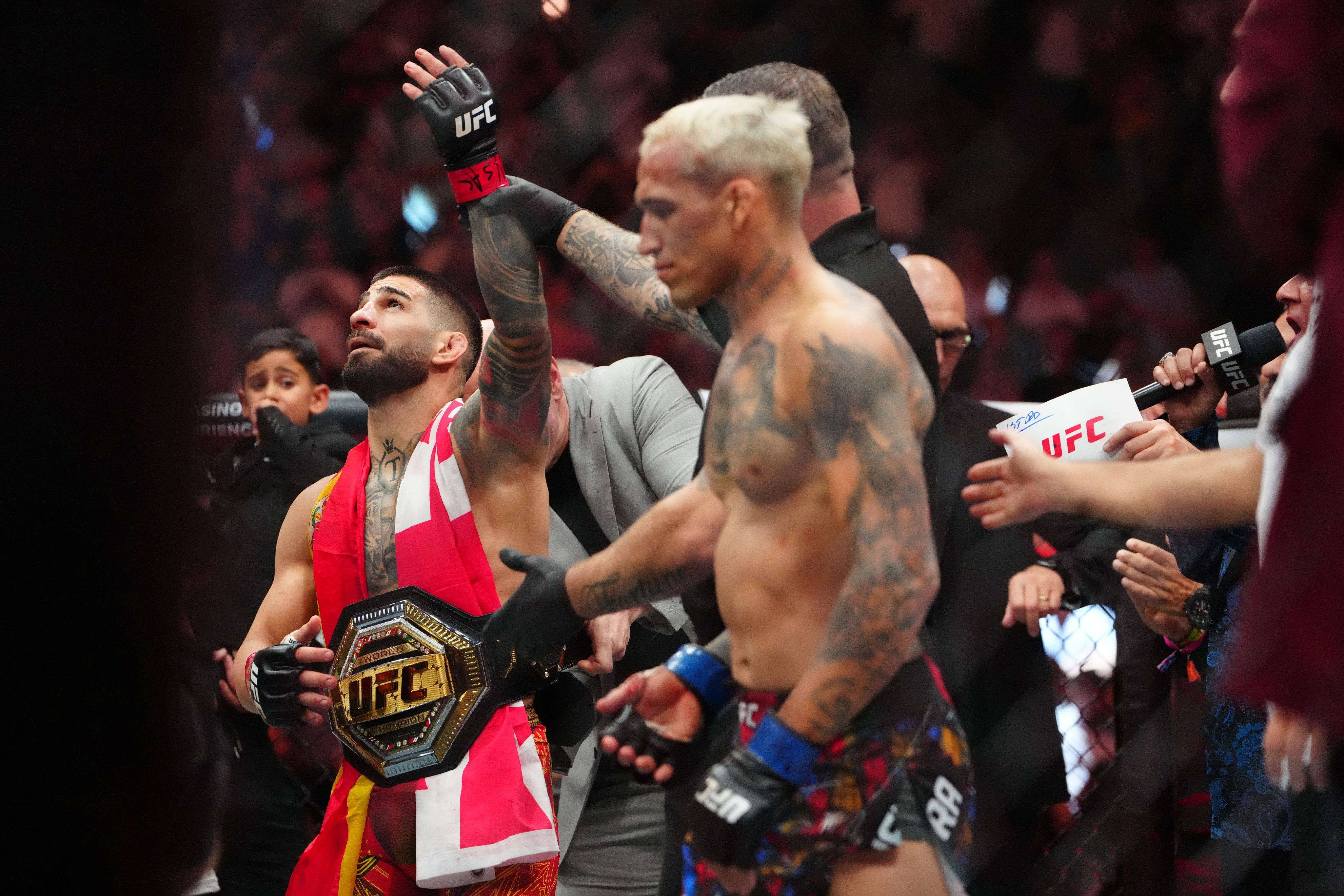  Ilia Topura se proclama campeón ante Charles Oliveira (FOTO: Cordón Press). ç