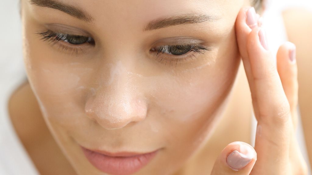  Mujer haciéndose una limpieza de cara