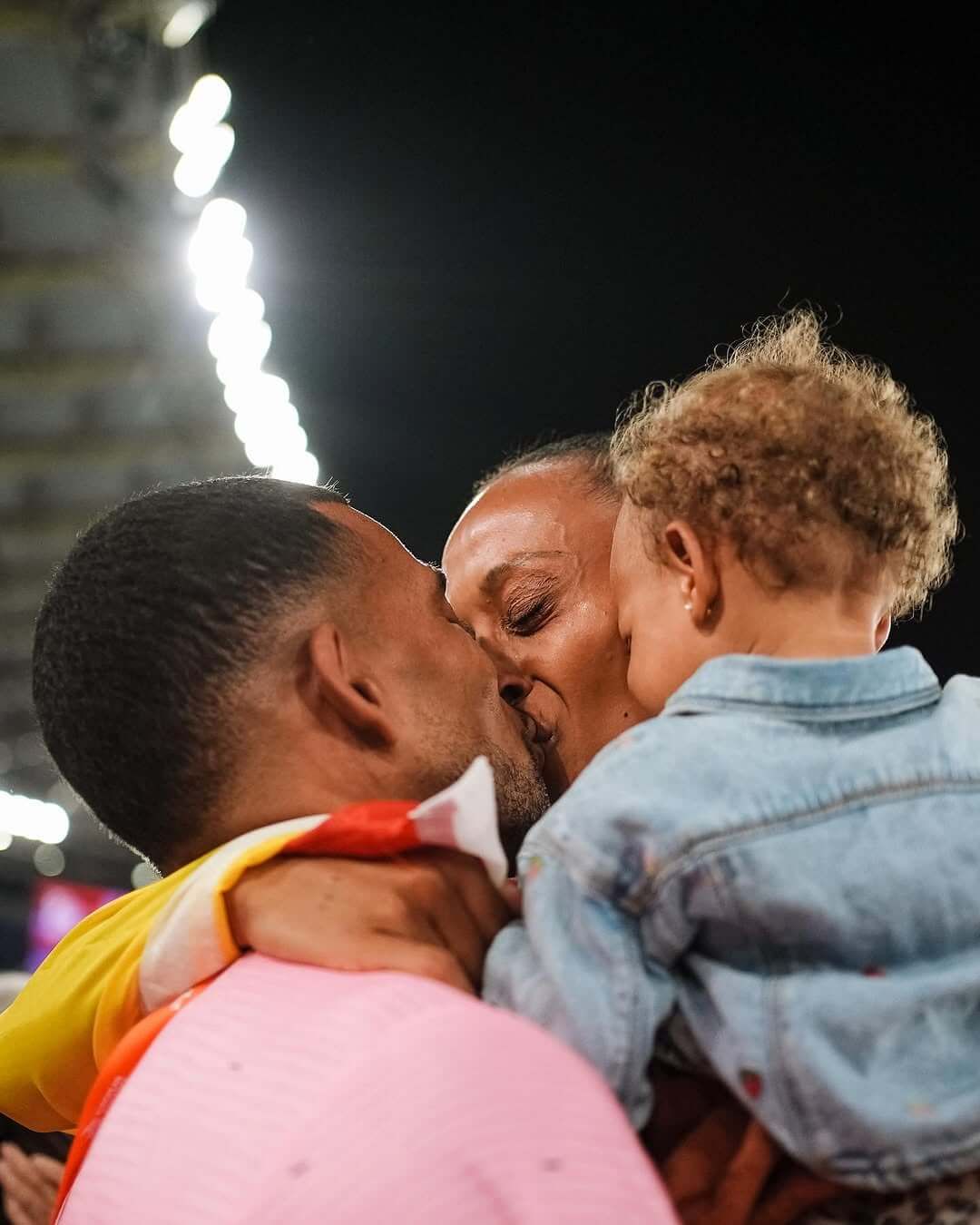 Ana Peleteiro, con su su marido Benjamin Compaoré y su hija Lúa (@apeleteirob)