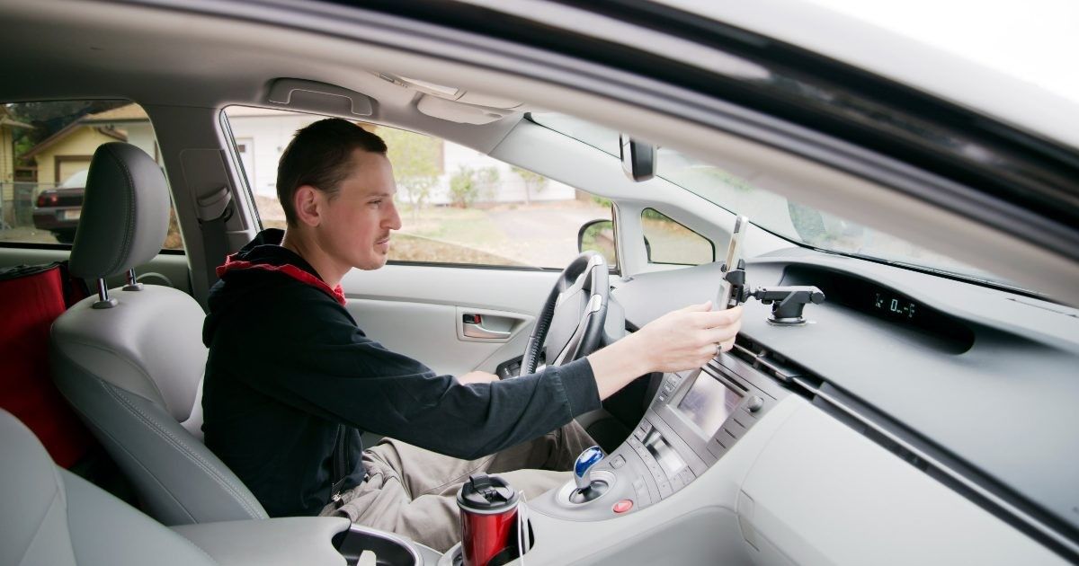 Los soportes de móvil para el coche con los que evitar una multa.