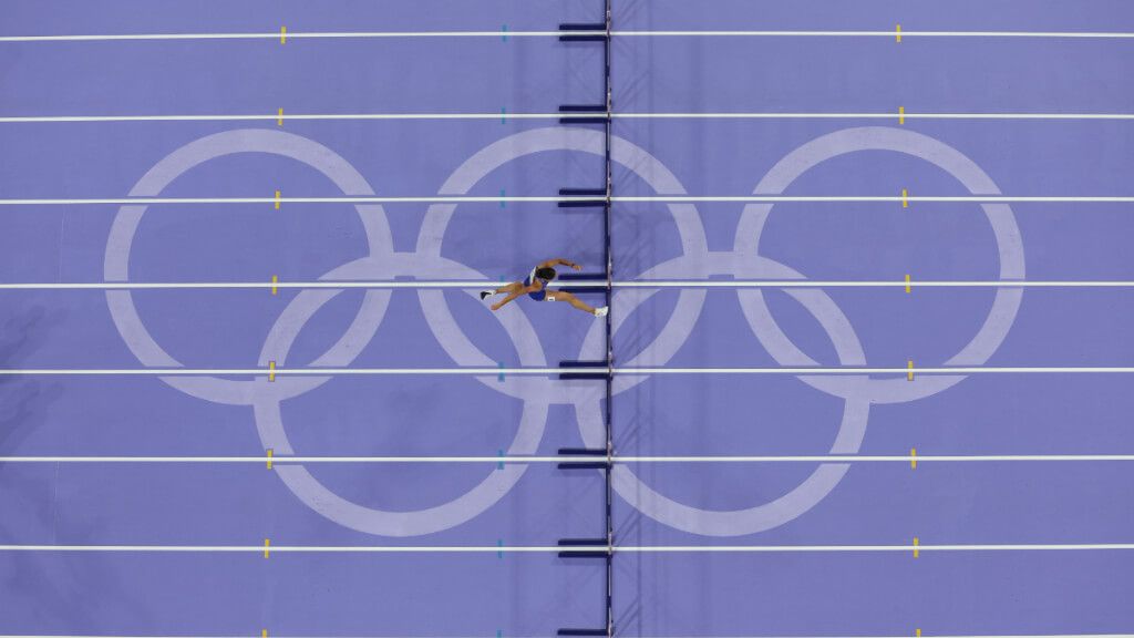  Sydney McLaughlin cruzando la línea de meta (Fuente: @WorldAthletics)