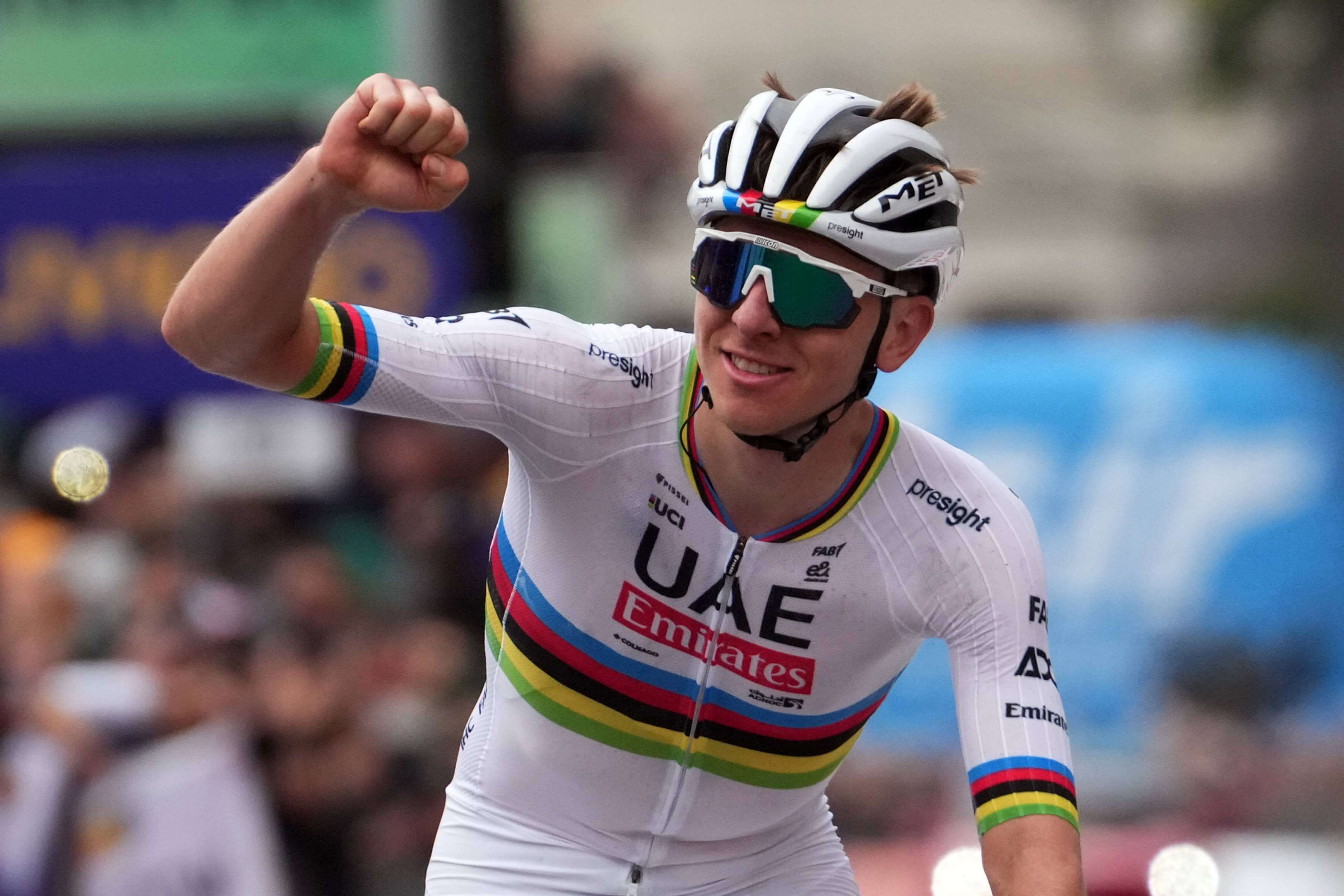  Tadej Pogacar celebra su victoria en Il Lombardía.