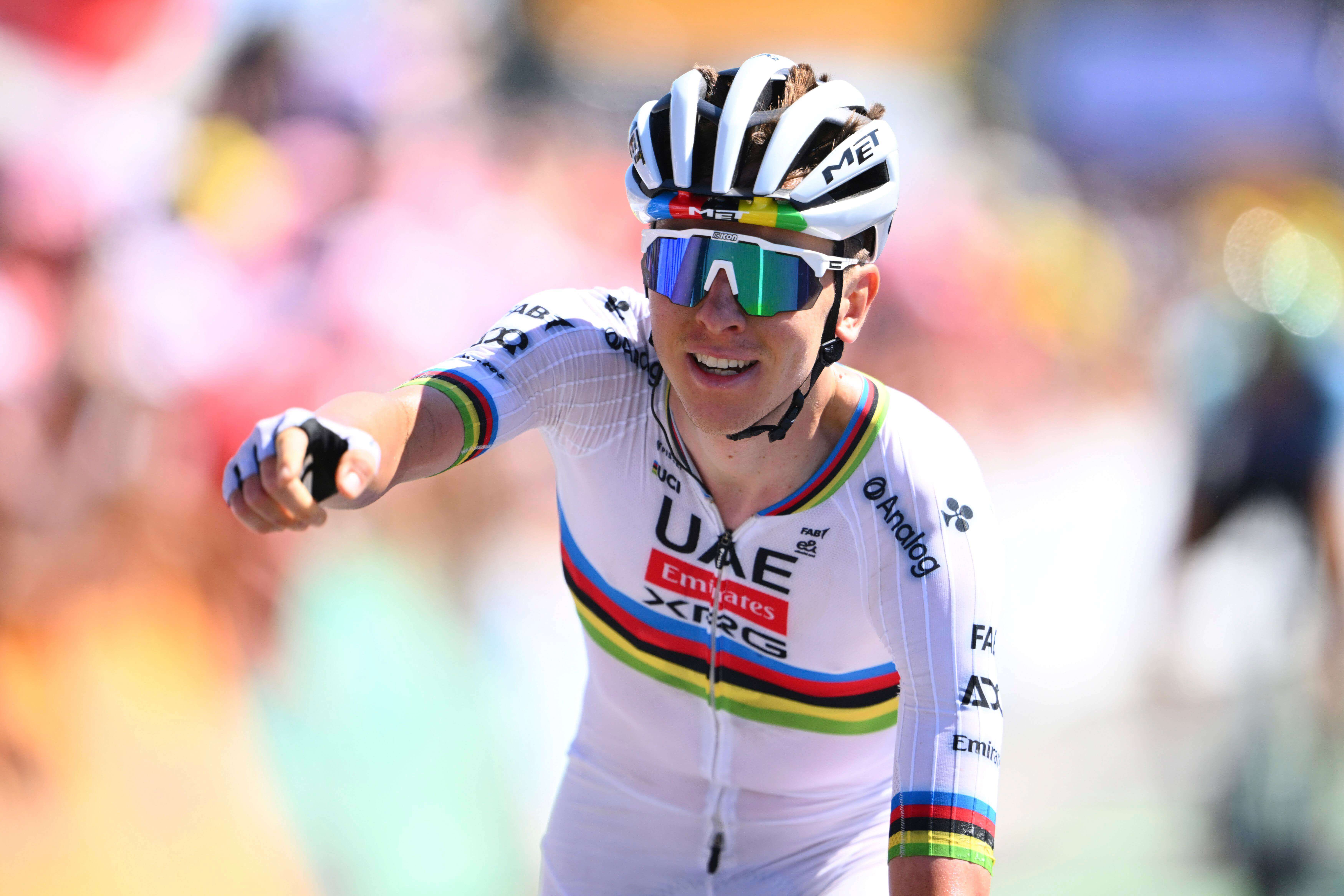  Tadej Pogacar celebra su victoria en el Muro de Bretaña en el Tour.