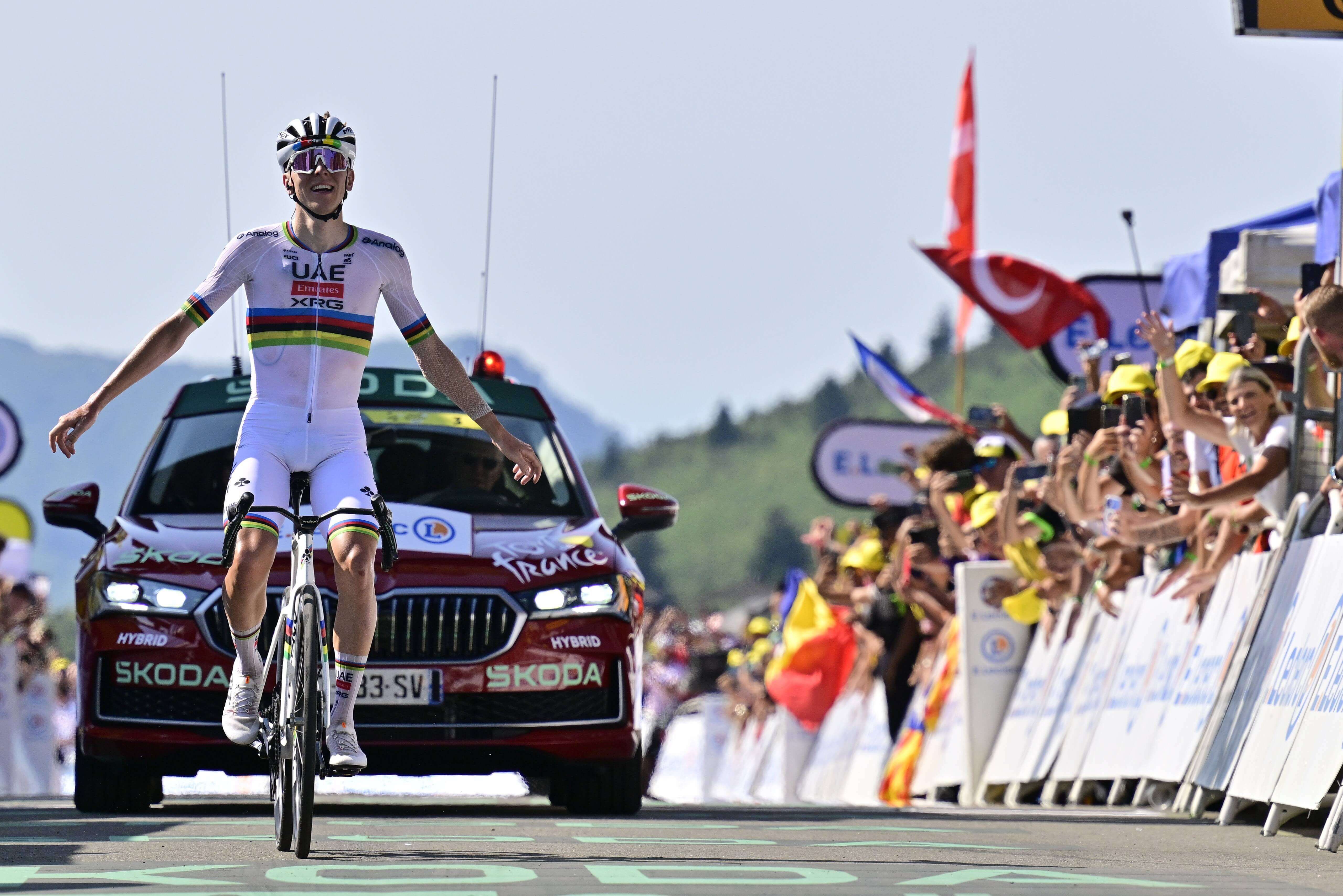 Tadej Pogacar celebra su triunfo en Hautacam en el Tour 2025.