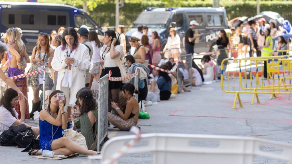 Las colas que rodean al Santiago Bernabéu para ver a Taylor Swift (Europa Press)
