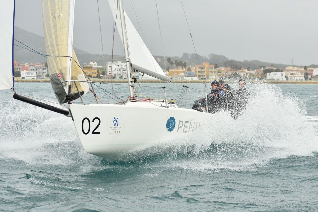 Nuevo título para el ‘Península’ de John Bassadone en el Circuito Alcaidesa Marina de J/80.