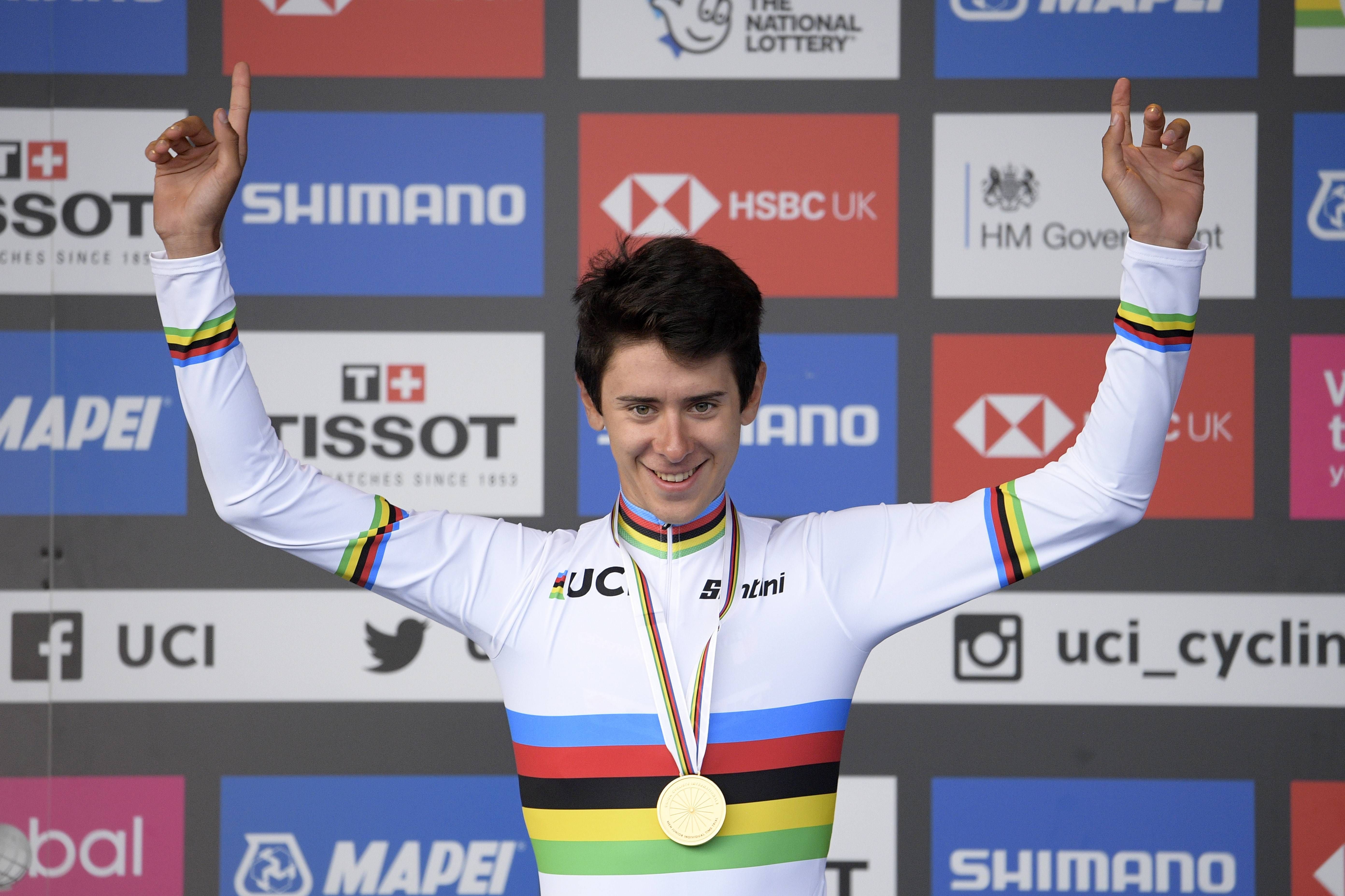  Tiberi celebrando un podio en el Campeonato Mundial del Ciclismo junior.