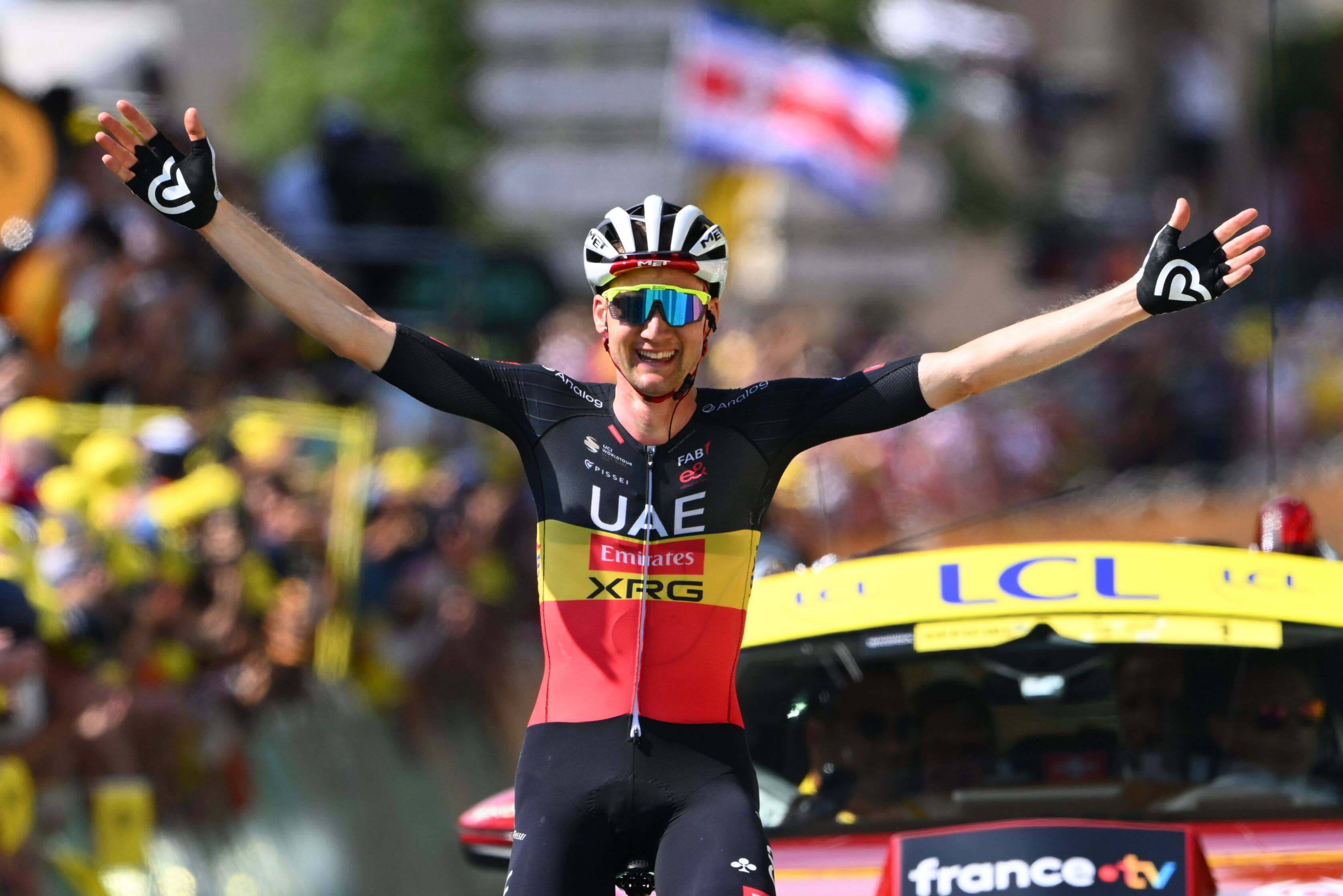 Tim Wellens celebra su victoria en la etapa 15 del Tour 2025.