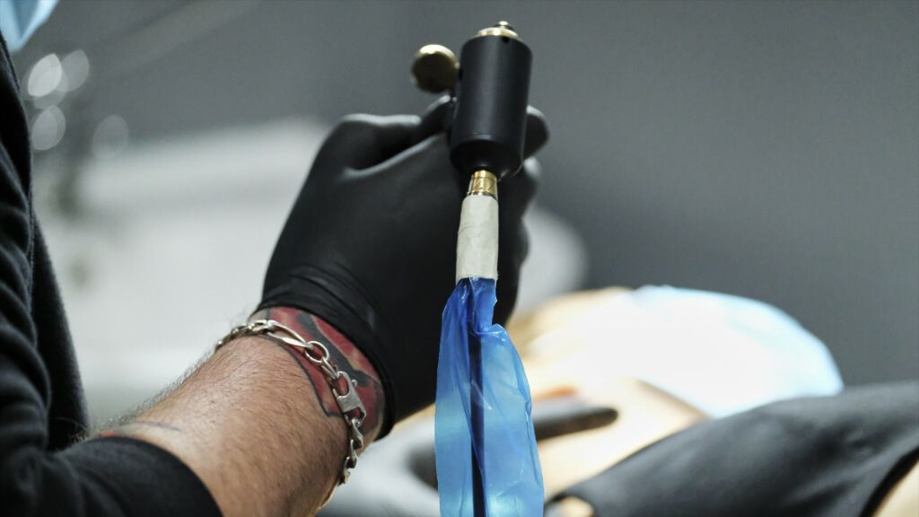  Un tatuador realiza un tatuaje a una clienta (Europa Press)
