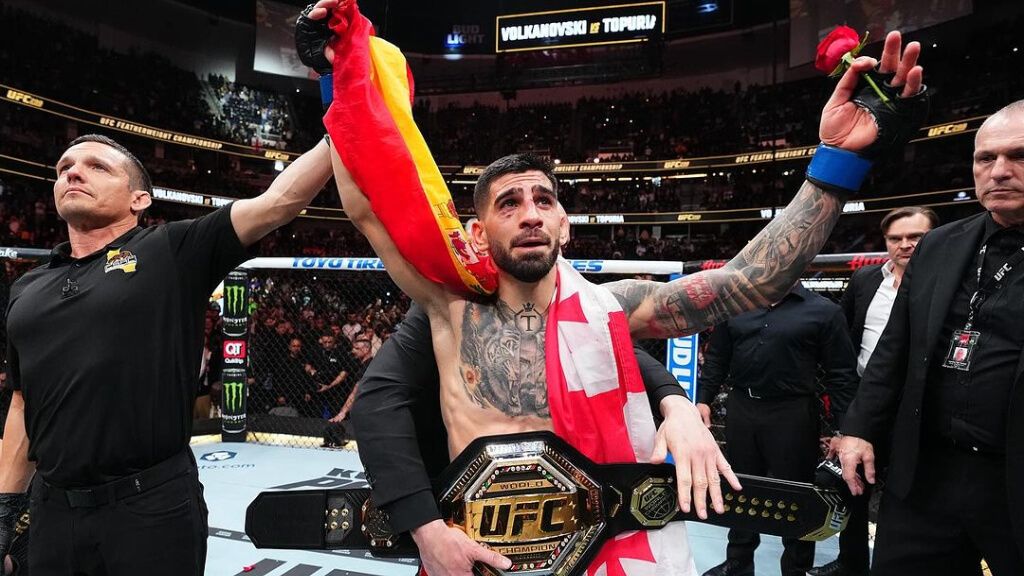 Topuria celebrando su victoria ante Volkanovski (@iliatopuria)