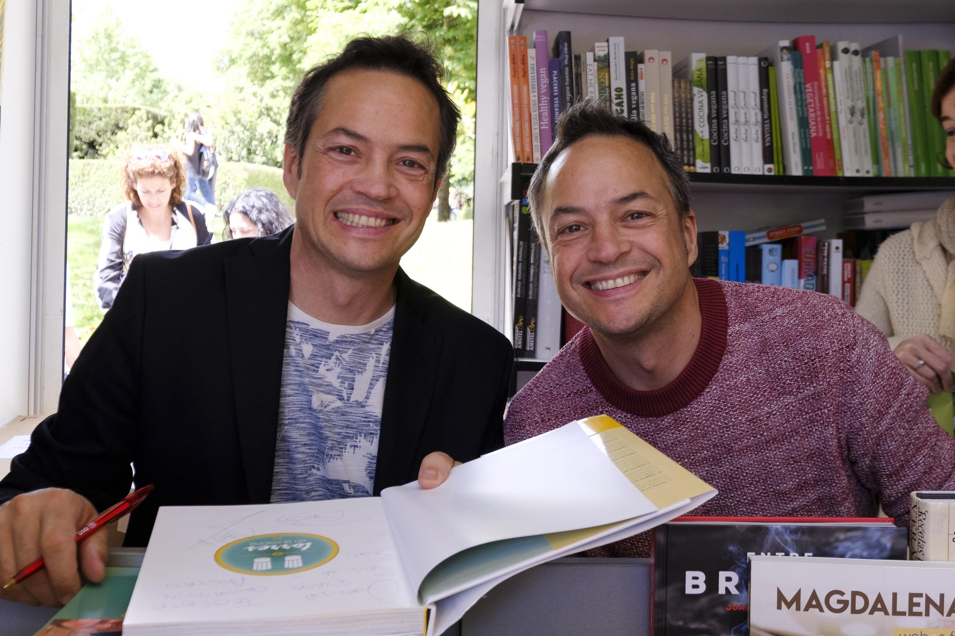  Javier y Sergio Torres, firmando en el retiro el día del libro.