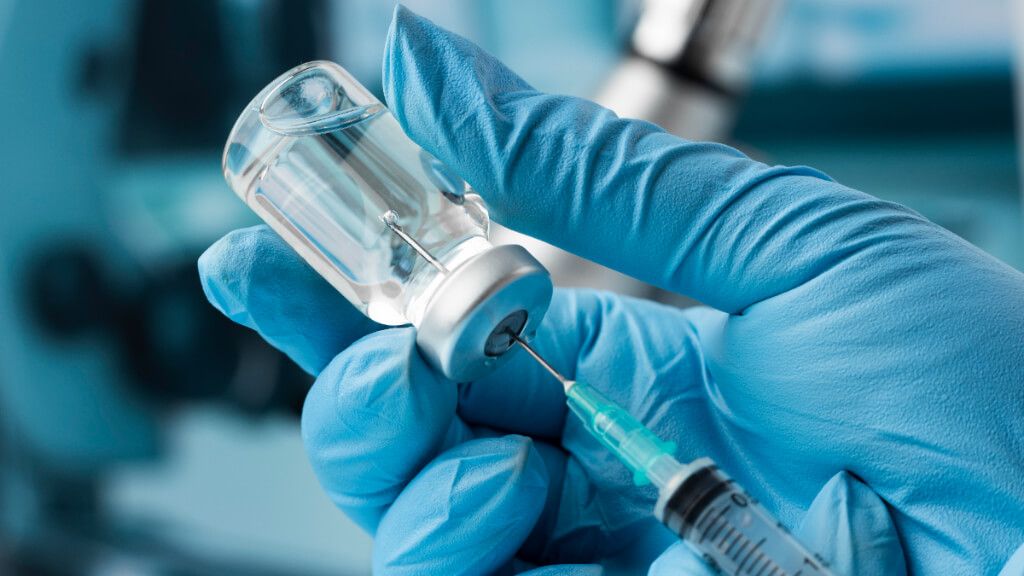 Profesional sanitario cargando una jeringuilla