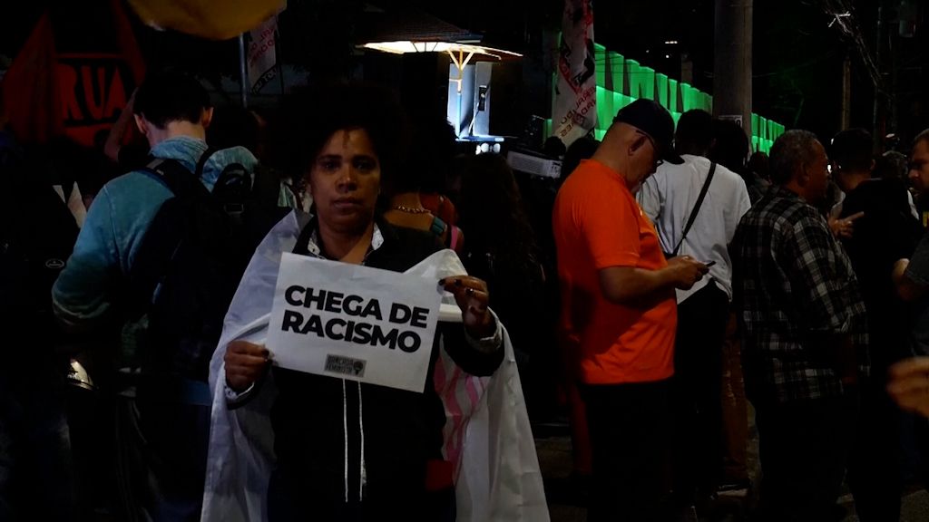  Una brasileña con un cartel que dice "Basta de racismo" durante las protestas en defensa de Vinicius