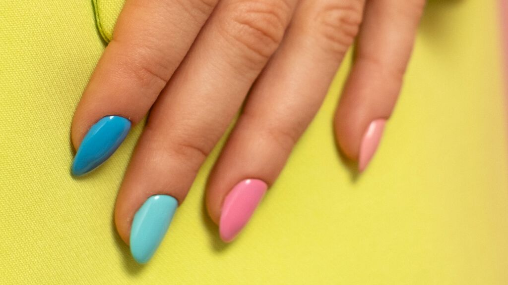  Uñas pintadas de diferentes colores con esmalte semipermanente