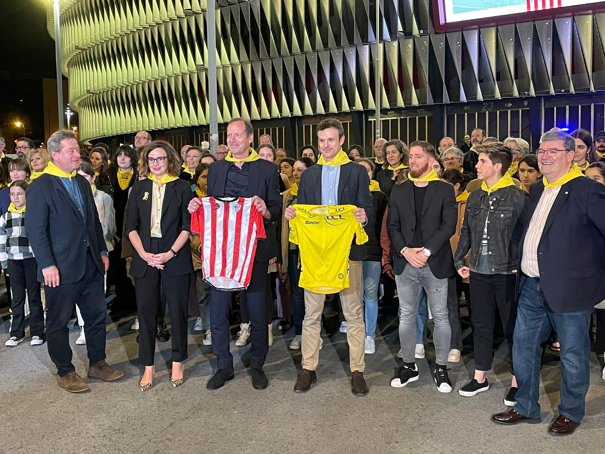  Jon Uriarte, Iker Muniain y Garazi Murua reciben al Tour de Francia ante San Mamés.
