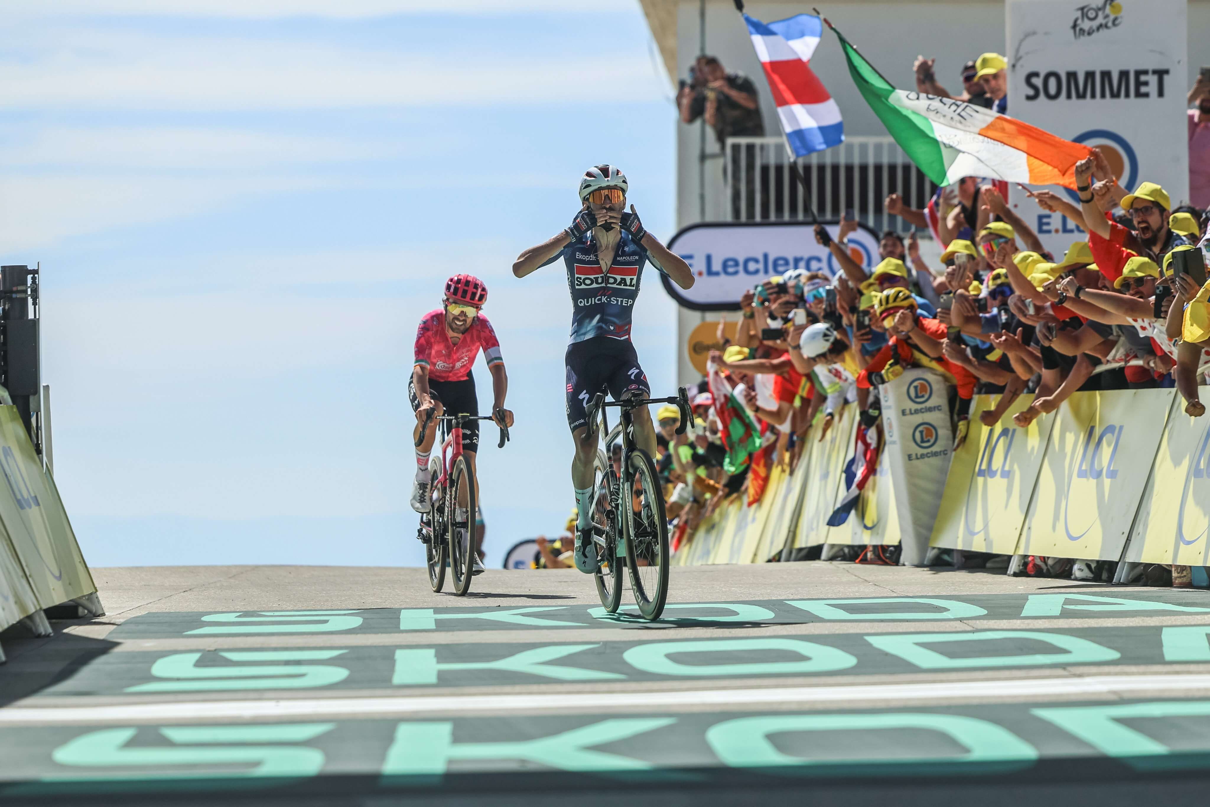  Valentin Paret-Peintre celebra su victoria en el Mont Ventoux.