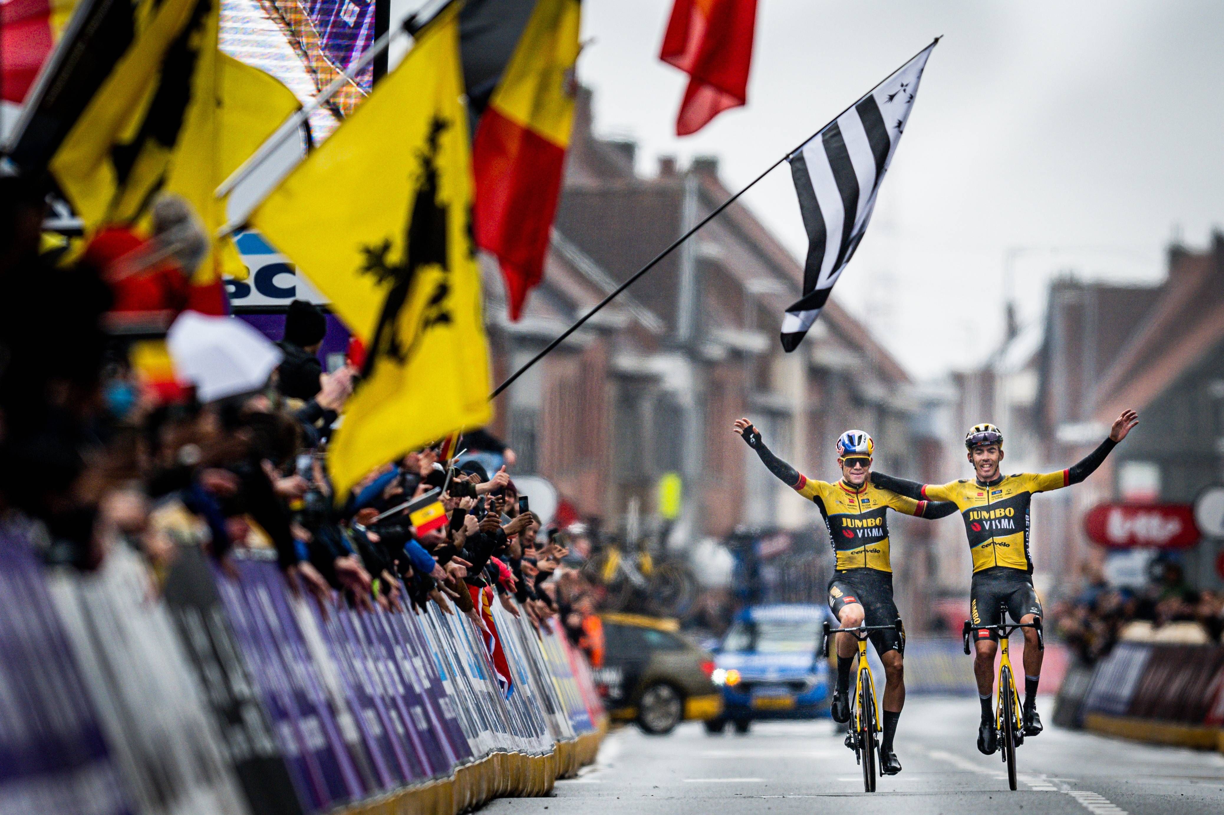  Van Aert y Laporte entrando juntos a la meta.
