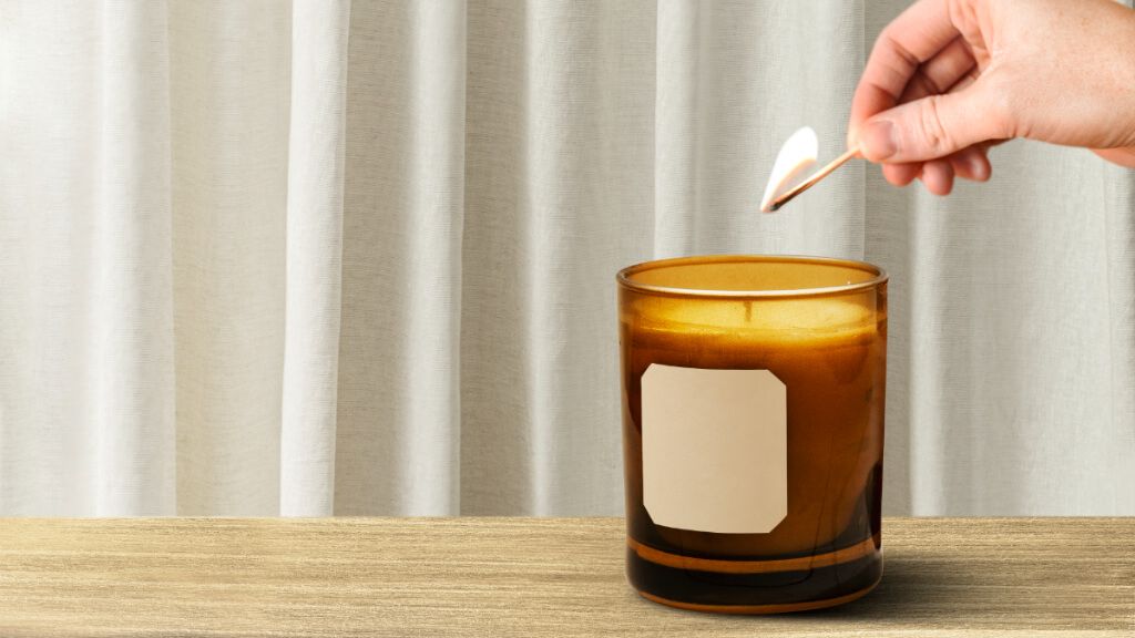  Persona encendiendo una vela con una cerilla