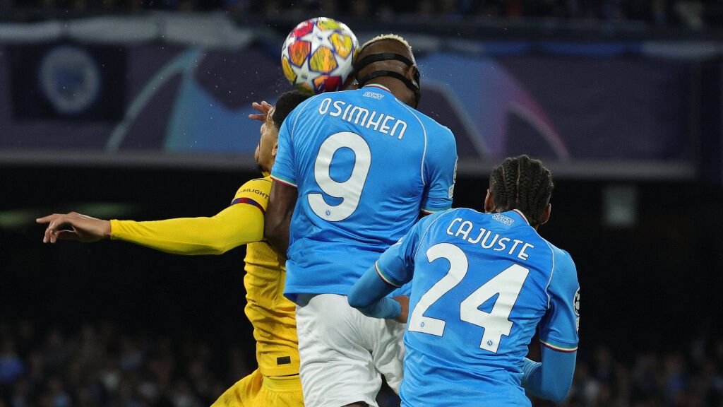  Víctor Osimhen lucha un remate con Araujo en el Nápoles - Barcelona de Champions League