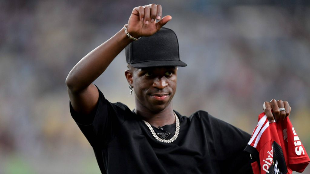  Vinicius durante el homenaje que le realizó el Bernabéu.jpg