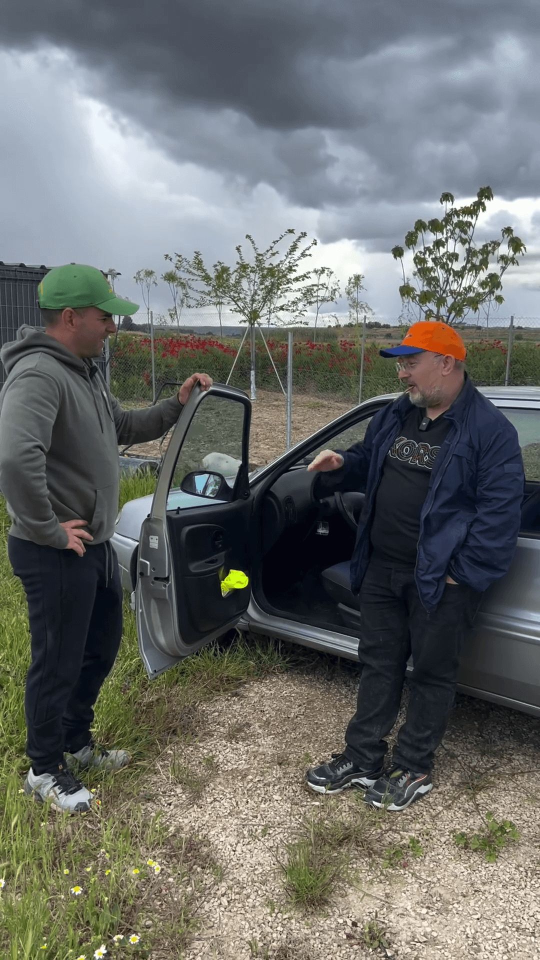 Ángel Gaitán, mirando el coche de Javier Losán (@angel_gaitan_oficial)