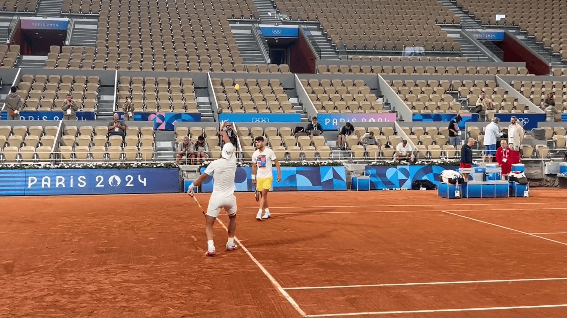  Rafa Nadal entrenando junto a Carlos Alcaraz este viernes (Eurosport)