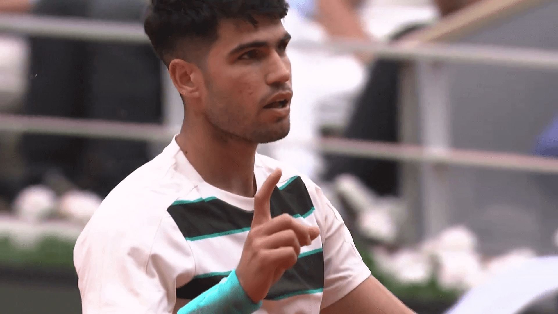 Carlos Alcaraz diciendo que no tenía la raqueta en la mano (Roland Garros)