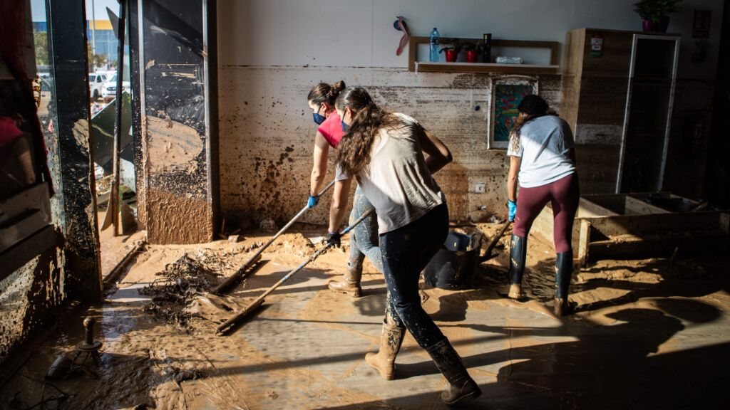  Grupo de chicas limpiando un bajo afectado por la DANA en Valencia