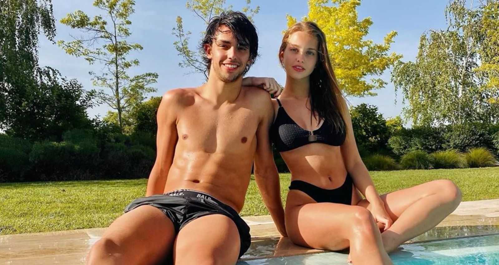  Joao Félix posa en la piscina con su novia, Margarida Corceiro.