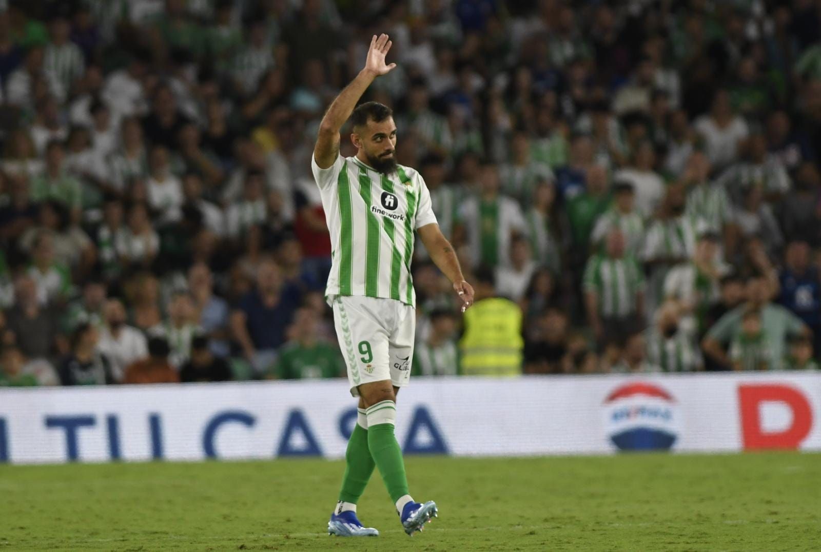  El agradecimiento de Borja Iglesias a la afición del Betis (Foto: Kiko Hurtado).