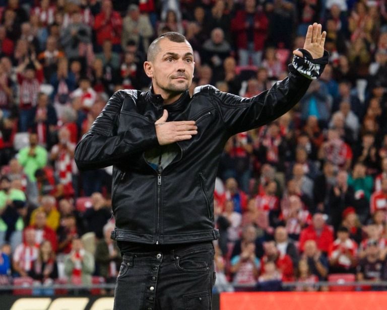  Un campeón inolvidable para Bilbao: El boxeador Andoni Gago recibe el cariño de San Mamés en un partido de LALIGA.