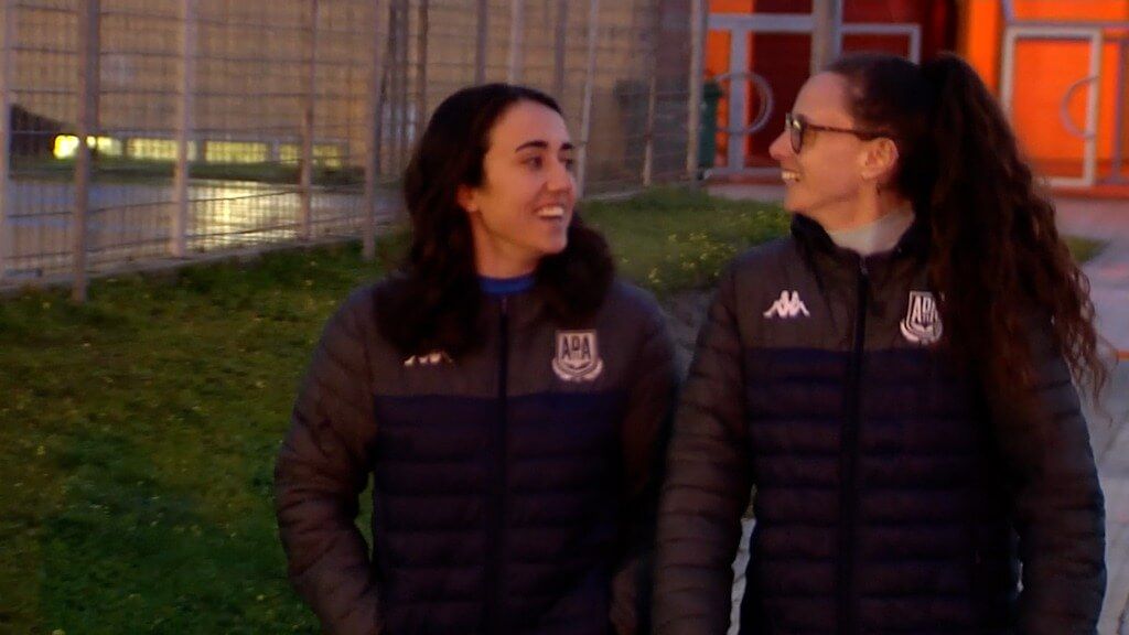  Vanessa Sotelo y CLaudia López pasean por los alrededores del pabellón del Alcorcón (Foto: ElDes