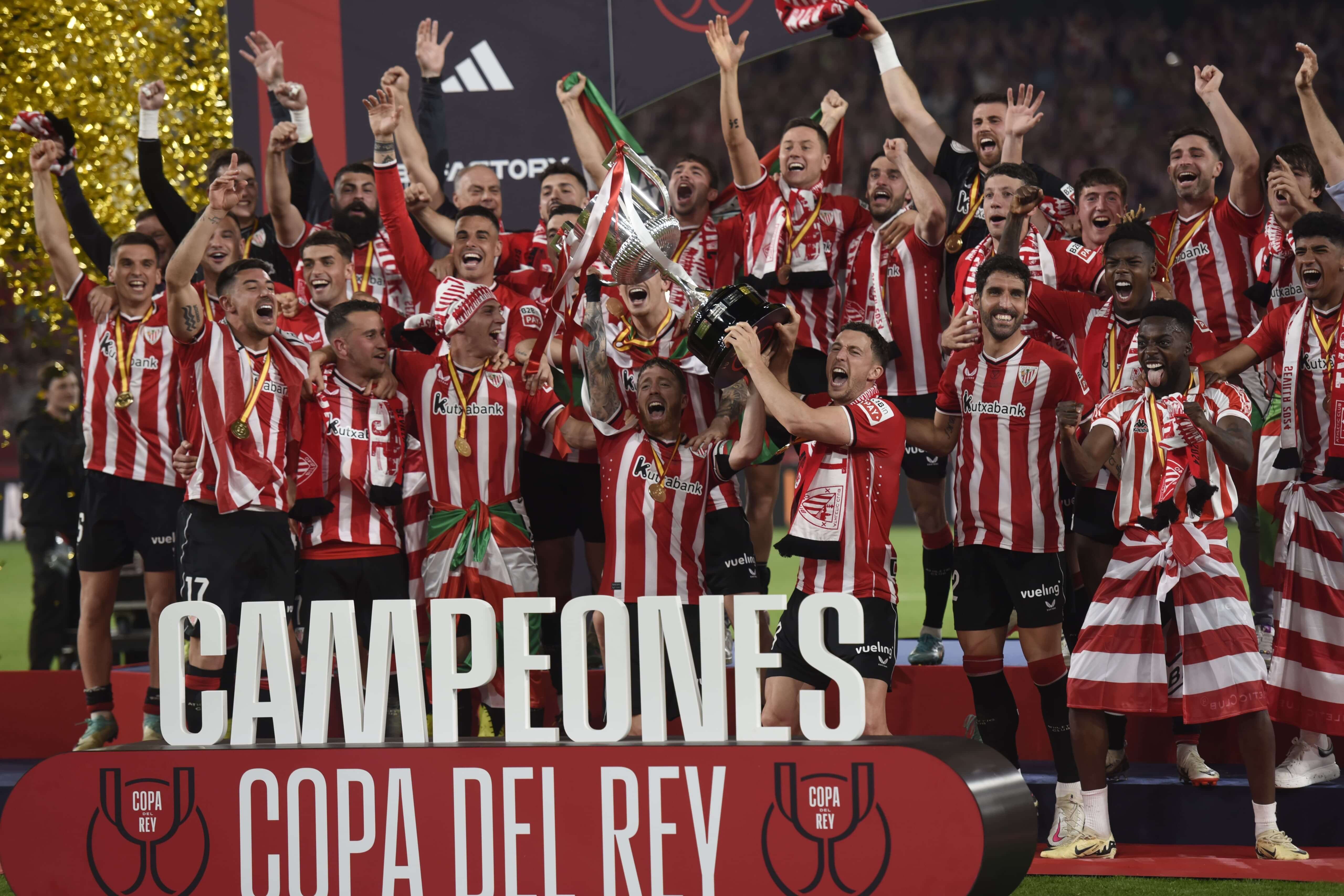 El Athletic levantando la Copa del Rey en La Cartuja
