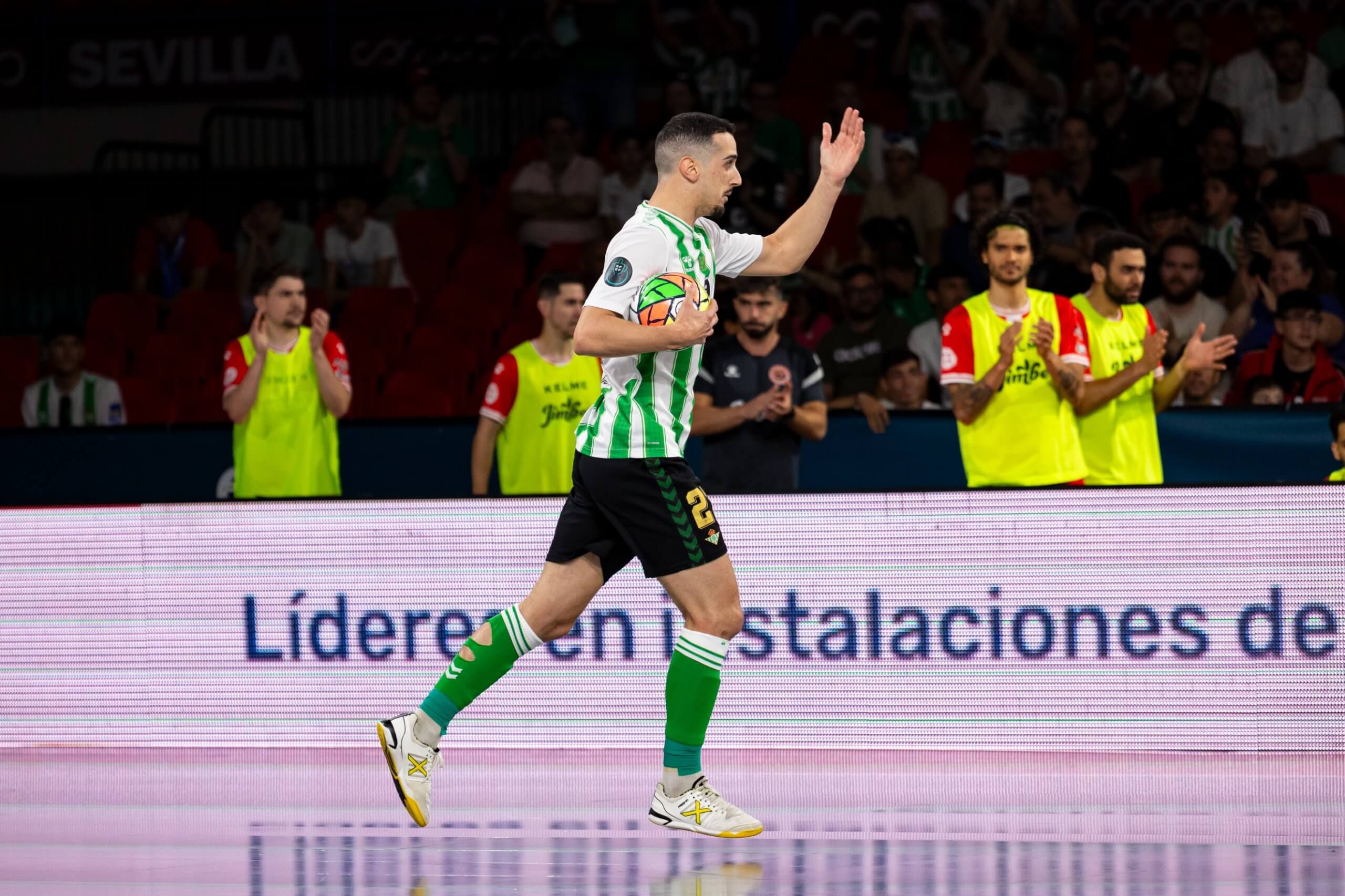  Piqueras celebra su gol.