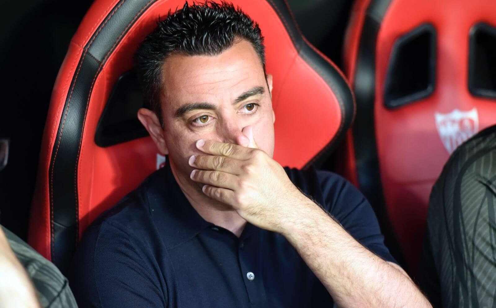  Xavi Hernández, en el banquillo del Sánchez Pizjuán (FOTO: Kiko Hurtado).