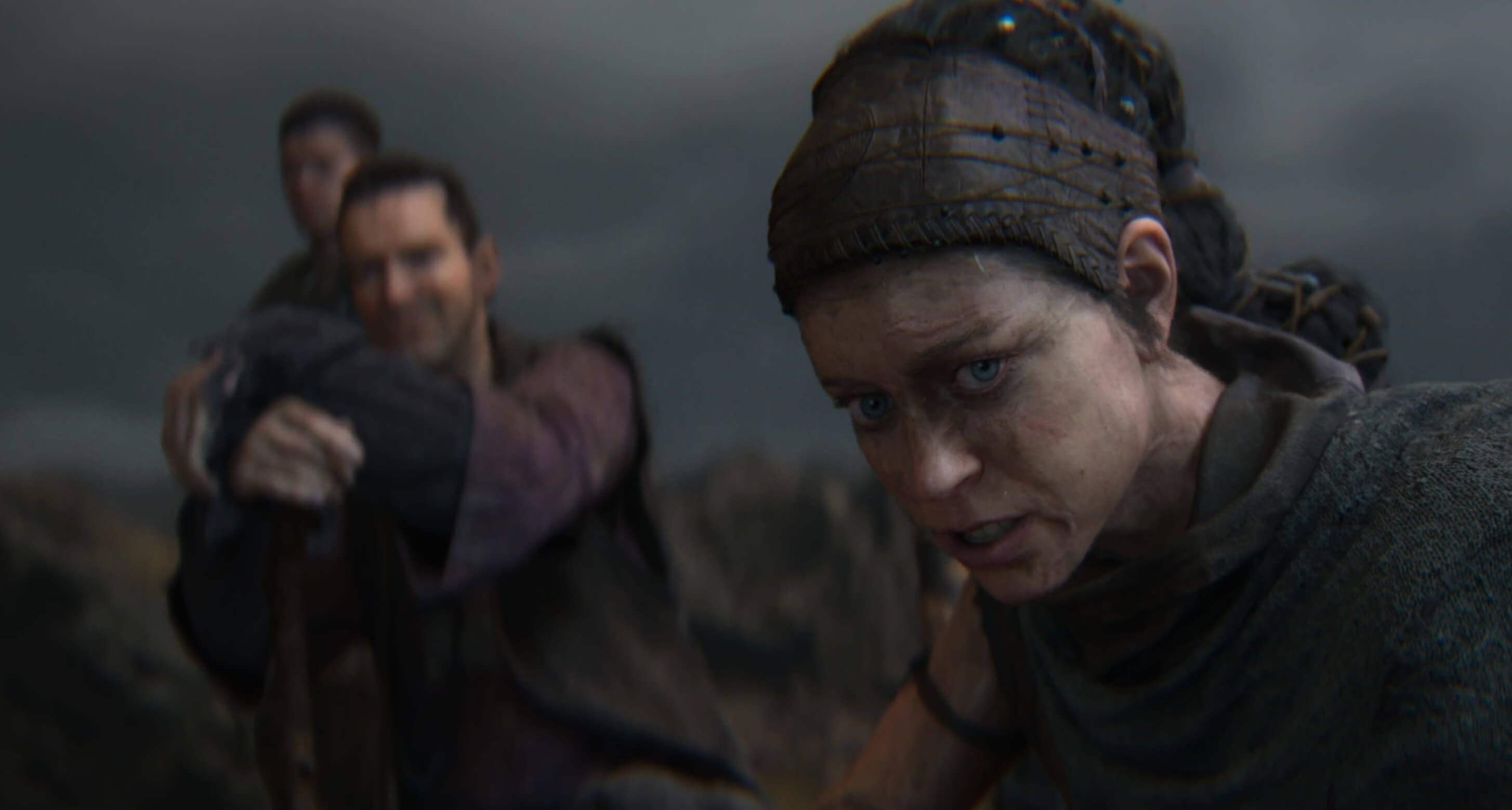 Senua, acompañada por dos personajes en Hellblade II.
