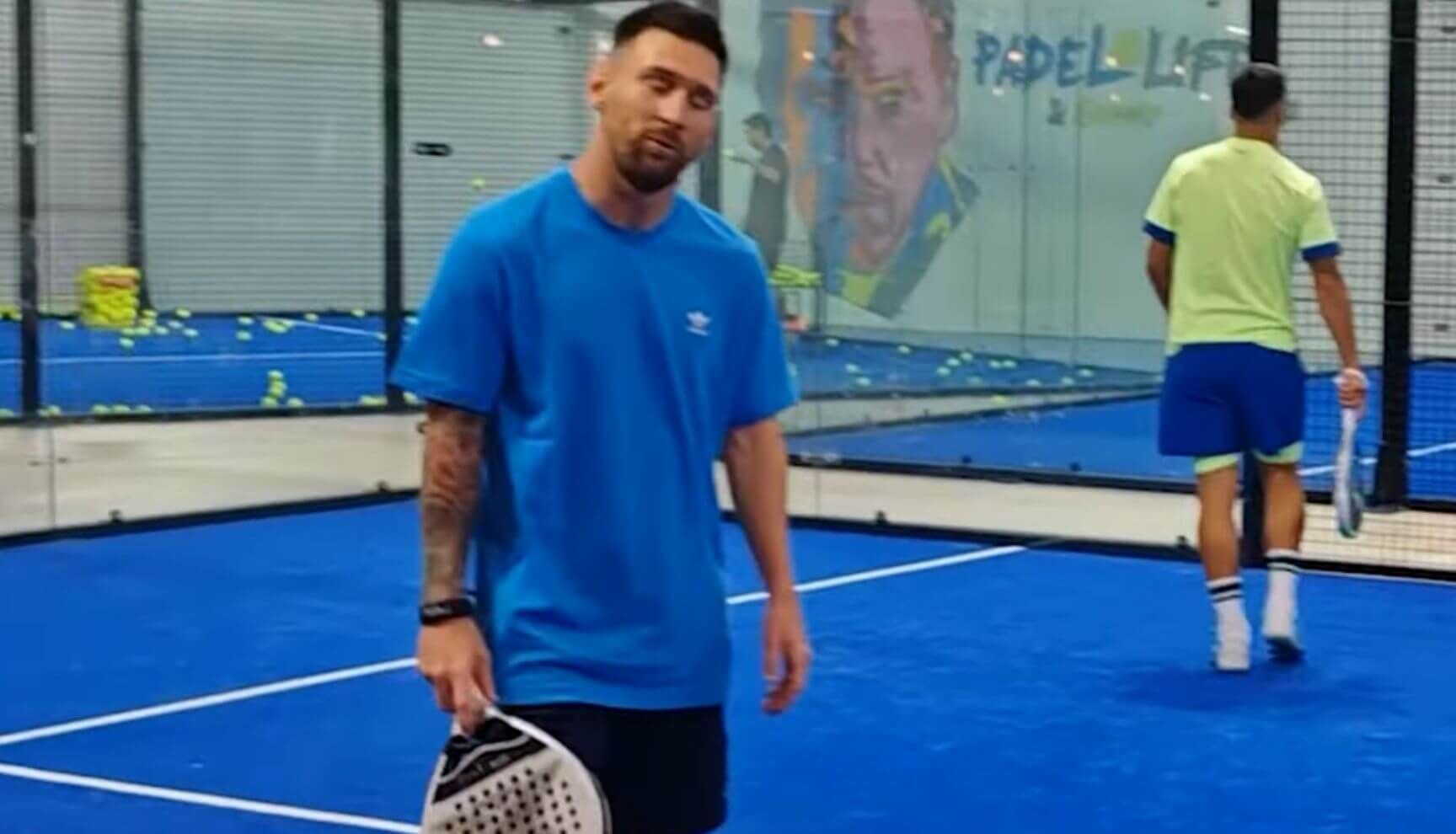 Leo Messi y Luis Suárez jugando al pádel